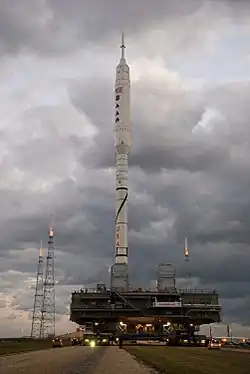 Rakete Ares I-X auf einem MLP, darunter der Crawler