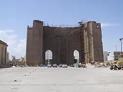 Arg-e Täbris bei der Restaurierung