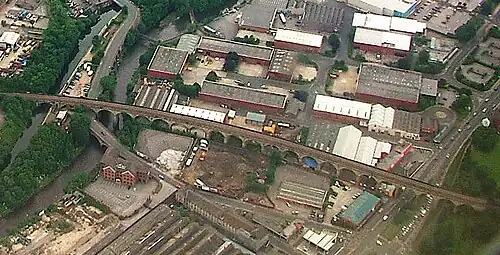 Luftbild des Kirkstall Road Viaduct, Blick nach Westen, rechts die Kirkstall Road, links der River Aire und der Leeds and Liverpool Canal