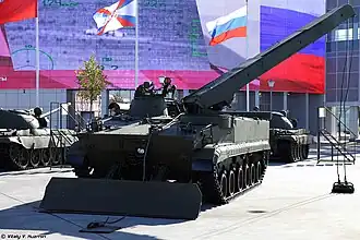 Der ausgefahrene Hydraulikkran mit abgesenktem Schild