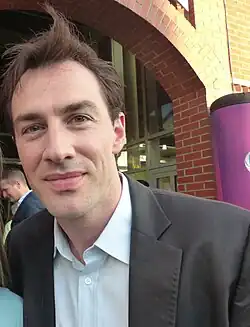 Batmans englischer Synchronsprecher Anthony Ruivivar (links) und deutscher Sprecher Arne Stephan (rechts)