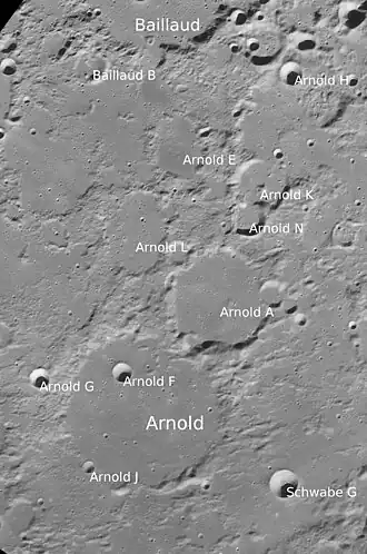 Arnold mit Nebenkratern (Norden oben; LROC-WAC)