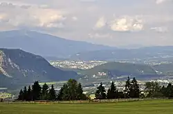 Klagenfurter Becken, ausgedehnte, seenreiche Talungslandschaft (größtes inneralpines Becken)