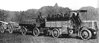 Panhard K11 mit 120-mm-Kanone M 1878, Munitionswagen und aufgesessener Bedienung