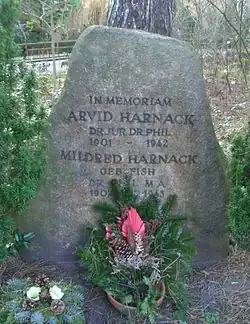 Gedenkstein für Mildred und Arvid Harnack auf dem Friedhof Zehlendorf in Berlin