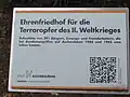 Sehr kleine Hinweistafel vor Ehrenfriedhof für deutsche und ausländische Bombenopfer
