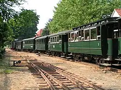Bahnhof mit abfahrendem Museumszug