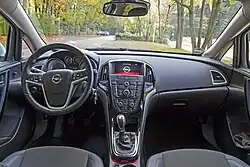 Innenraum (Variante mit Navigation und Lenkrad-Fernbedienung)