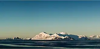 Die Astrolabe-Insel mit dem Drumohar Peak (links), dem Petleshkov Hill (Mitte) und dem Rogach Peak (rechts)