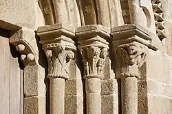 Kapitelle der Säulen am Eingangsportal