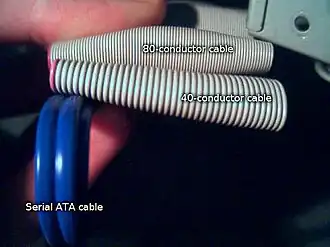 80- und 40-adriges ATA-Kabel (grau) im Vergleich zu einem Serial-ATA-Kabel (blau)