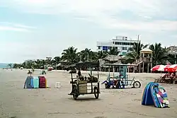 Strandszene mit ambulanten Verkäufern