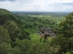 Blick von der Gebirgskette in der Nähe des Eingangs vom Pendjari-Nationalpark in die Ebene Richtung Nord-Westen.