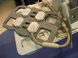 Mehrkanal-Empfangsspule eines Magnetresonanz­tomographen, z. B. für Aufnahmen des Herzens