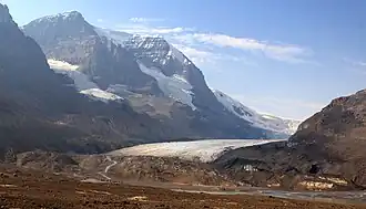 Der Athabasca-Gletscher vom Icefields Parkway aus gesehen