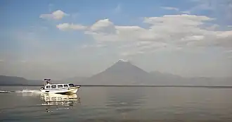 Atitlán-See, im Hintergrund der Vulkan San Pedro