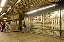 Wand aus Glasbausteinen zwischen Seitenbahnsteig der IRT Eastern Parkway Line und Bahnhof der Long Island Rail Road