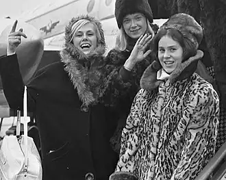 Ozelotbedruckter Mantel mit biberfarbigem Besatz und Manschetten (rechts) (1967)