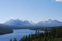 Foto eines schmalen Sees in gebirgiger Umgebung