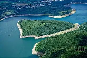 Blick über die Gilberginsel auf Neu-Listernohl und den Staudamm (rechts oben)