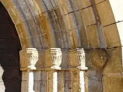 Kapitelle am Eingangsportal der Kirche