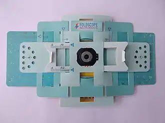 Aufgebautes und einsatzbereites Foldscope