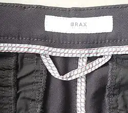 In einer Herrenhose (2024)