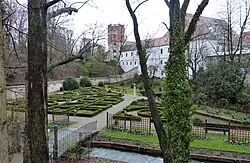 Der Kräutergarten unterhalb des Heilig-Geist-Spitals, hinten der Kastenturm