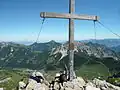 Gipfelkreuz, Aussicht nach Norden (Malbun) zum Galinakopf in der Bildmitte und dem etwa 50 km entfernten Bodensee dahinter