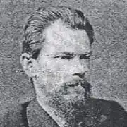 Bild eines nach rechts schauenden Mannes im mittleren Alter ab Schulterblatt in schwarzweiß von vorn.