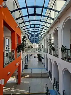 Ein Foto der Aula der Schule, mit Blick in Richtung Haupteingang