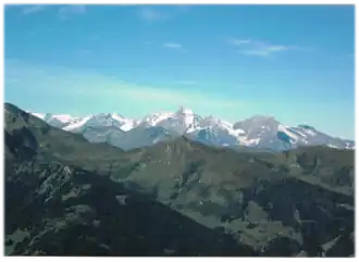 Blick vom Kreuzkogel (zwischen Großarl und Bad Hofgastein) zum Jedlkopf (Mitte), dahinter das Große Wiesbachhorn
