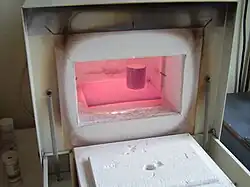 Im Ausbrennofen wird das Wachs ausgebrannt.