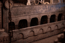 Das Bild zeigt im Ausschnitt einen stockbettartigen Holzaufbau eines Machubi in Oberswanetien zur Beherbergung von Nutzvieh und Menschen.