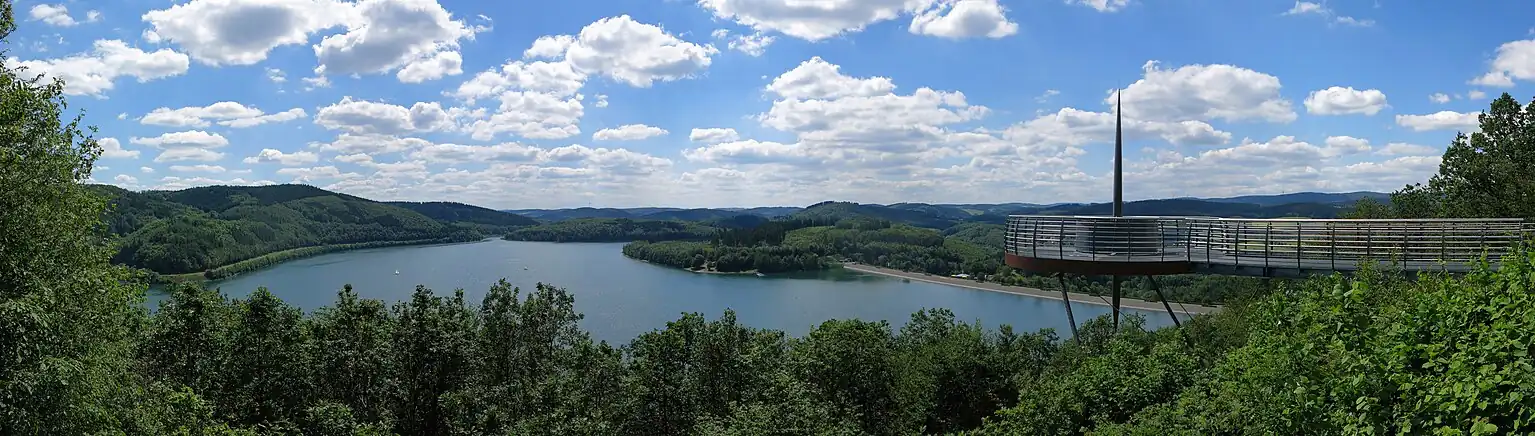 Aussichtsplattform Biggeblick mit der Dammkrone des Absperrbauwerks