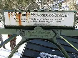 Schild am Turmfuß
