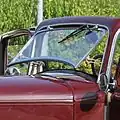 Ausstellbare Wind­schutz­scheibe eines Opel 1,2 Liter von 1933