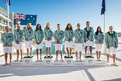 Das australische Olympiateam von 2016 in Seersucker-Sakkos mit nichtparallelem Streifenmuster
