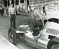 Tazio Nuvolari steigt aus seinem Auto Union D