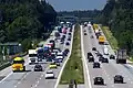 Stark befahrene A 8 bei Holzkirchen vor …