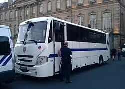 Ein Vehixel-Polizeibus, der von den Compagnies Républicaines de Sécurité in Straßburg, Frankreich, eingesetzt wird.