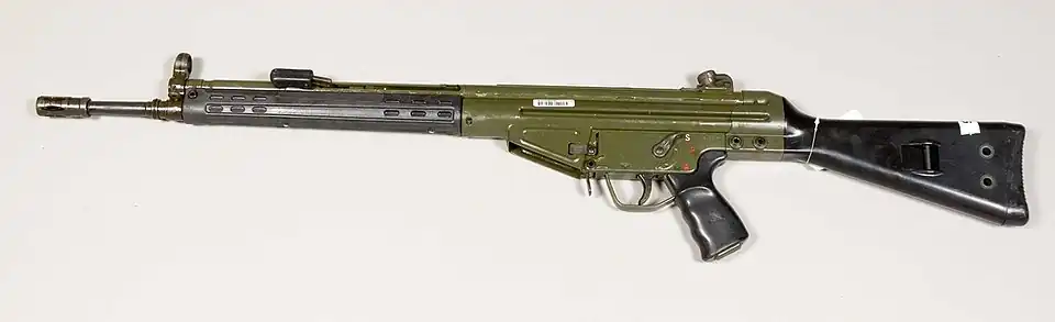 AK4: Abklappbarer Ladehebel vorne seitlich über dem Handschutz