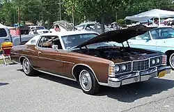 Ford LTD Hardtop Coupé 1973 bis 1974 (links) und LTD 2 Door Pillared Hardtop Coupé 1975 bis 1978 (rechts)