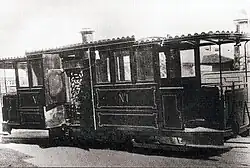 Meterspuriger Serpollet-Dampftriebwagen mit geöffnetem Türen und dadurch sichtbaren Kessel der Société genevoise des chemins de fer à voie étroite, einer Überlandstrassenbahn bei Genf, 1889
