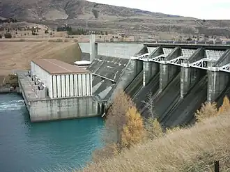 Gebäude und Staudamm der Aviemore Hydro Station