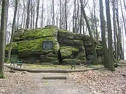 Diese mächtige Gneis-Felsgruppe dient als Gedenkstein für die Toten der Weltkriege.