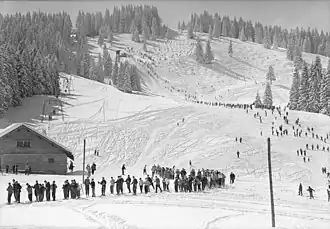 Blick von unterhalb des alten Lanklifts (Schlepplift) auf den Lank und die Skiabfahrt auf Schwarzenberger Seite
