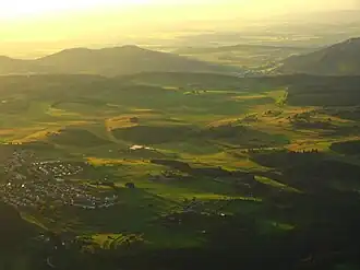 Die westliche Hochfläche bei Böttingen aus der Luft gesehen, links im Hintergrund die Berggruppe mit Lemberg (1015 m), Oberhohenberg (1010 m) und Hochberg (1009 m)
