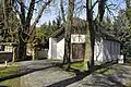 Friedhofskapelle mit Friedhofseingang