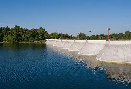Blick von Berg auf die Staumauer des Bütgenbacher Sees